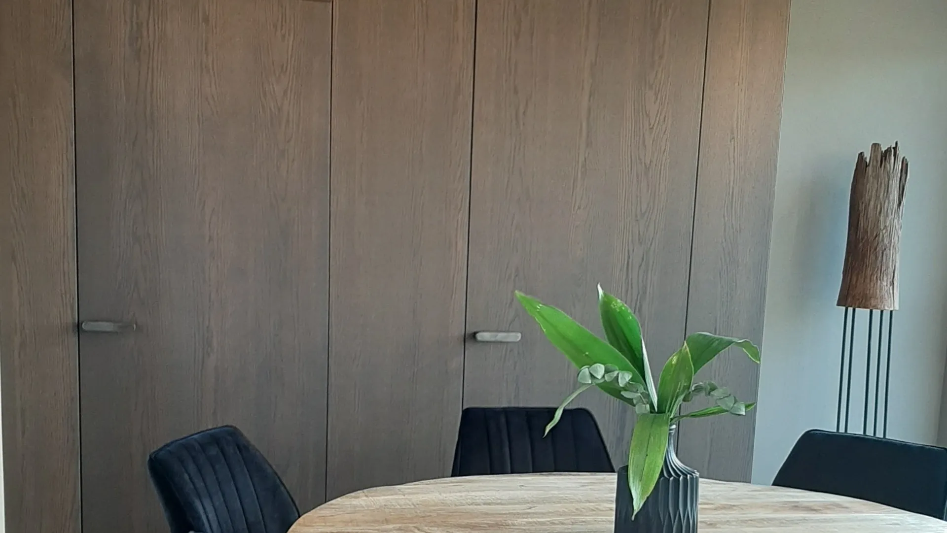 Boiserie in legno in una sala da pranzo con porta filo muro